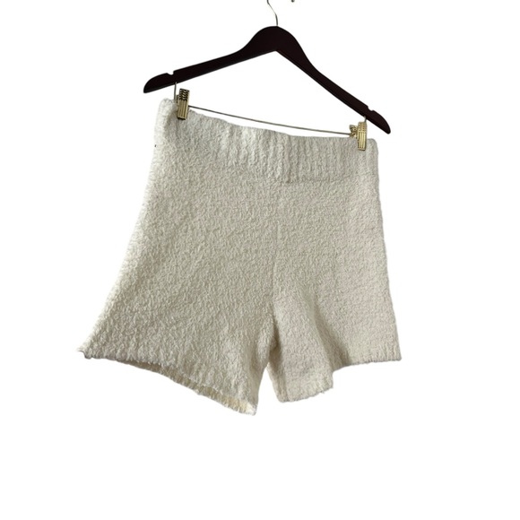 SKIMS Fuzzy White Knit High Rise Casual Shorts - Picture 4 of 9
